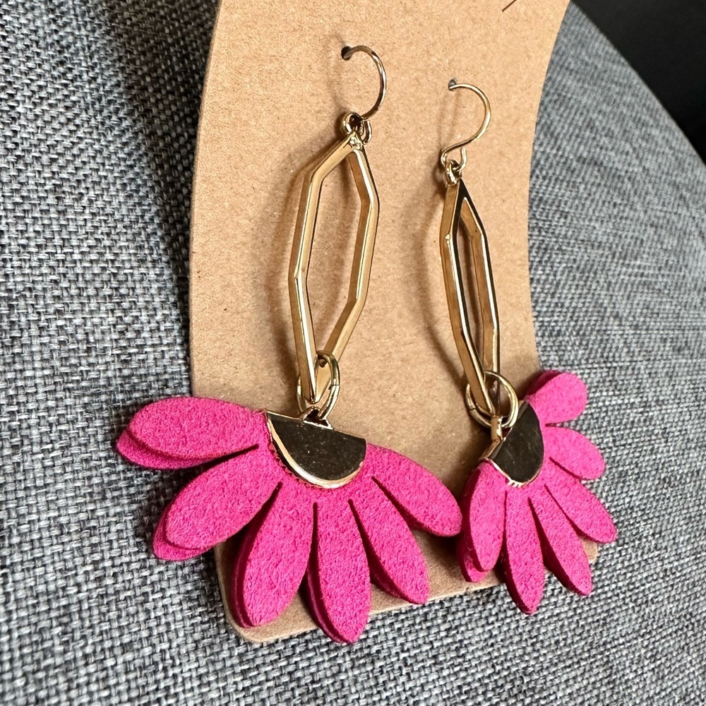 Premier Designs Vegan Leather Gold Pink Flower Chandelier Earrings - Picture 4 of 8